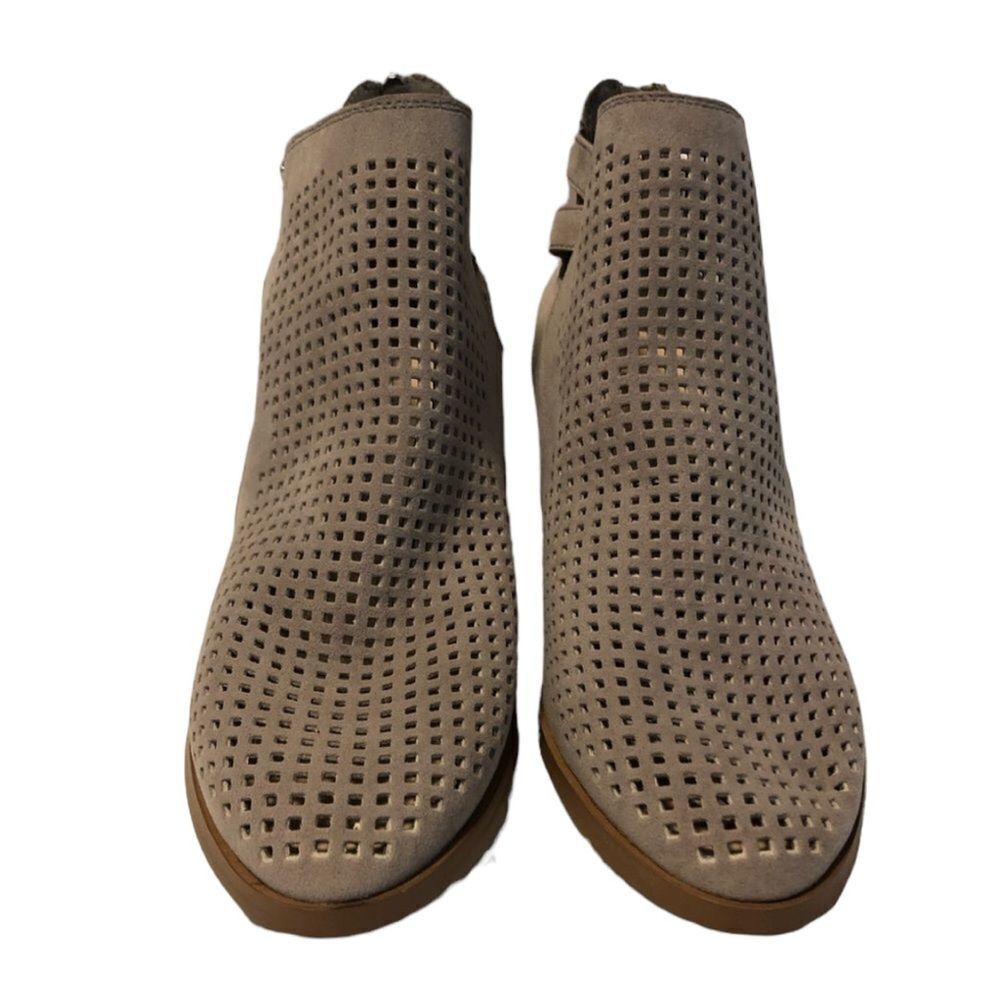 Shoe Dazzle Isla booties, NEW, suede tan, sz 7.5